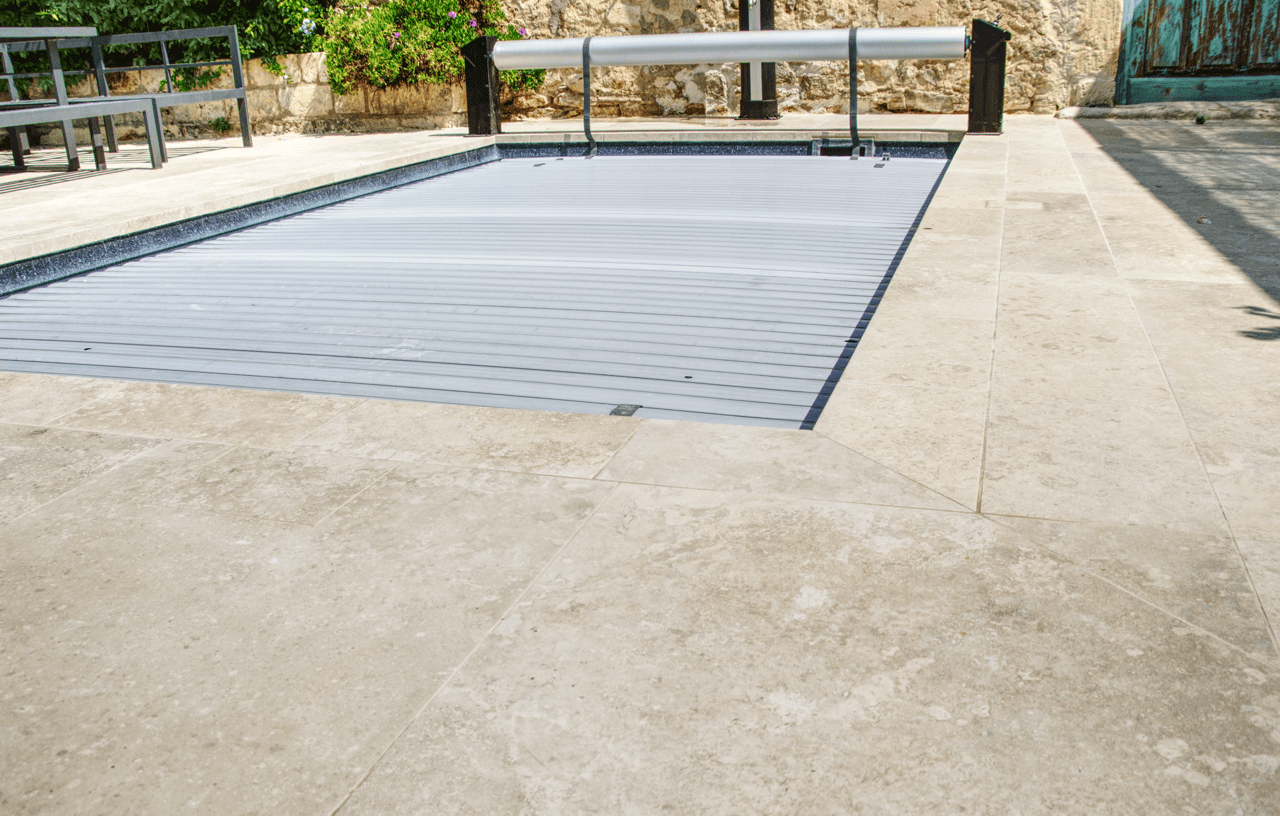 Terrasse piscine en carrelage 120x60 avec pente double et trappe d’accès invisible, posée avec soin par CCJ Carrelage à Lavérune, dans l’Hérault.
