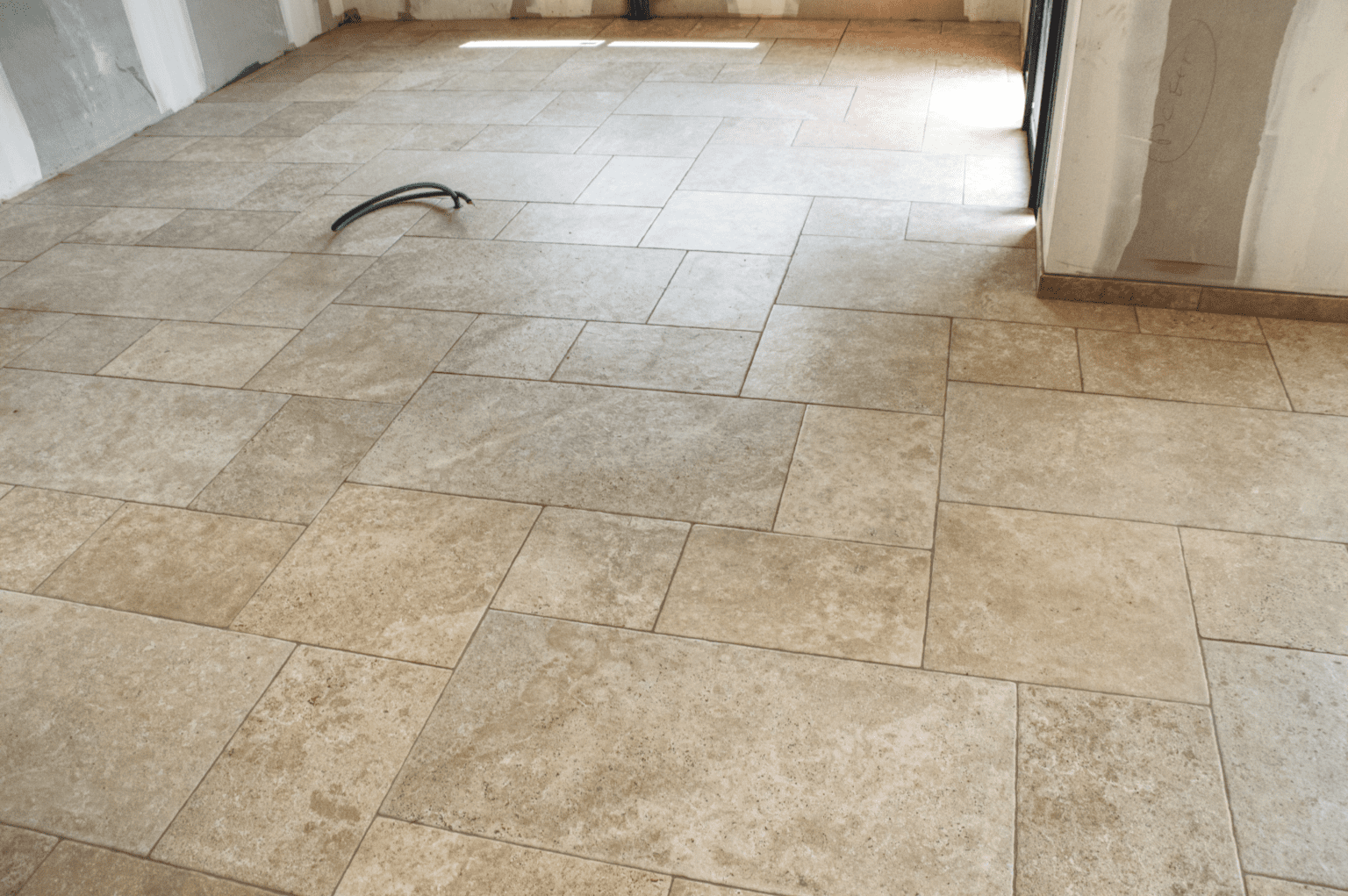 Pose de carrelage en intérieur avec motif opus romano, finition travertin beige. Réalisation CCJ Carrelage dans le Gard ou l’Hérault.