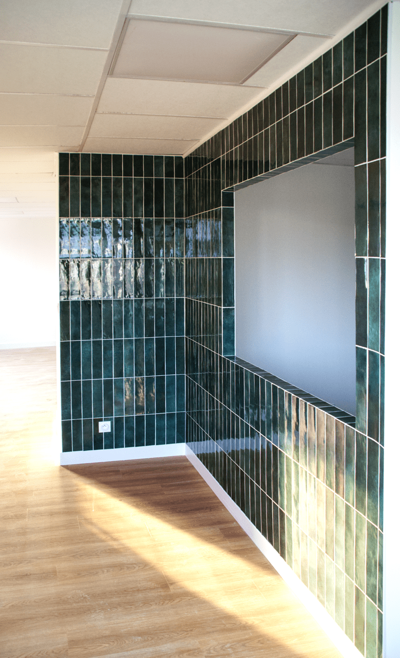 Pose de zelliges verts sur mur intérieur avec finition soignée. Réalisation CCJ Carrelage à Mauguio (Hérault).
