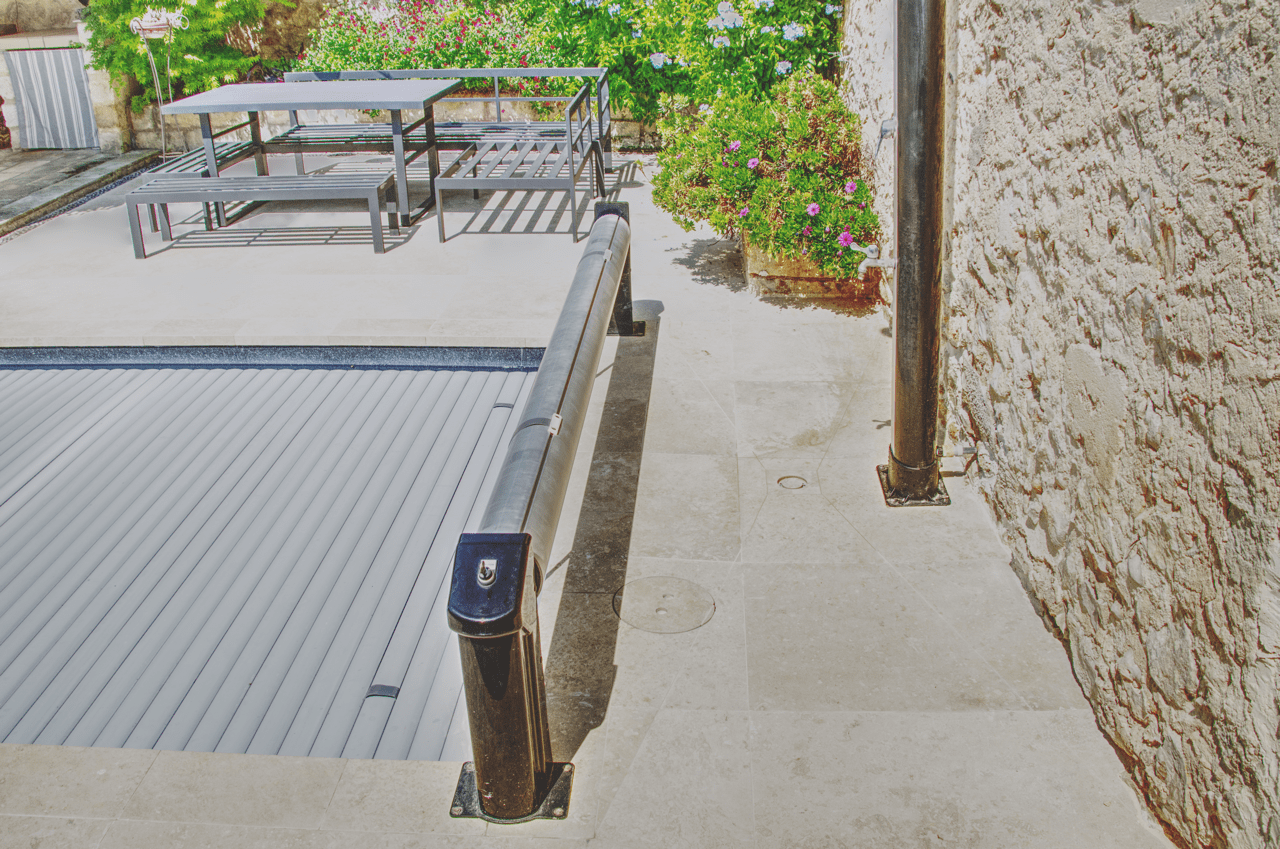 Trappe technique de piscine intégrée dans le carrelage extérieur, avec découpe invisible réalisée par CCJ Carrelage. Chantier dans l’Hérault, près de Montpellier.
