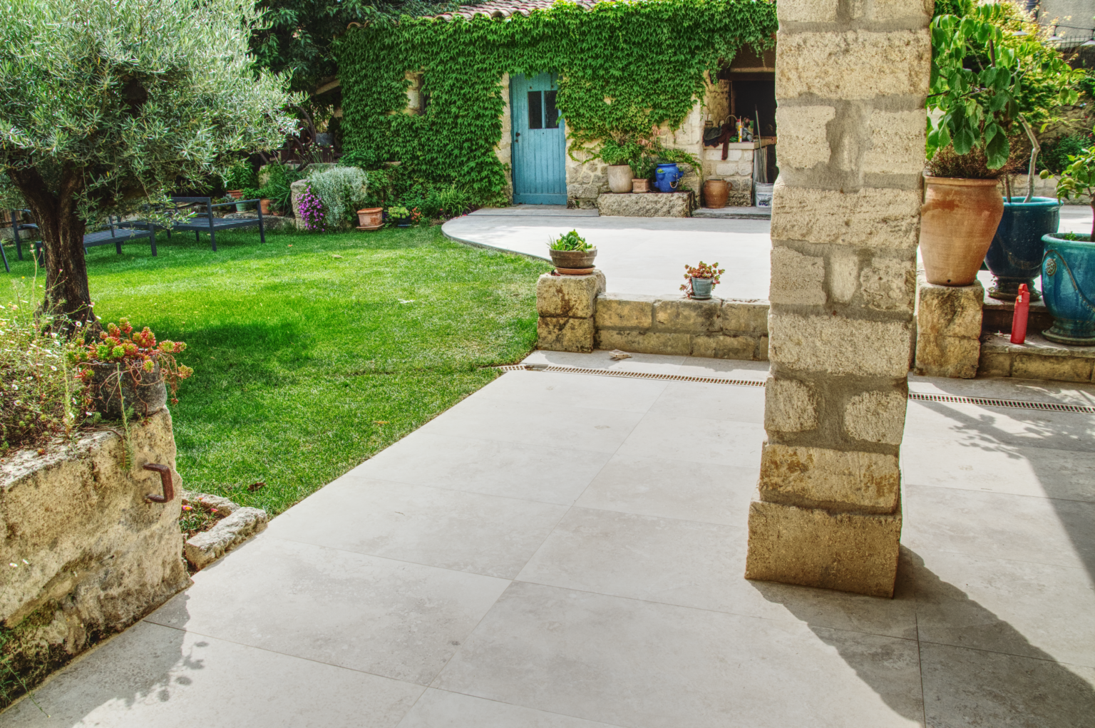Terrasse extérieure en travertin avec finition courbe et drainage encastré, réalisée par CCJ Carrelage à Lavérune, près de Montpellier.
